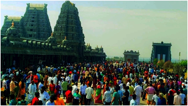 Devotees lined up to see Lord Yadadriswar