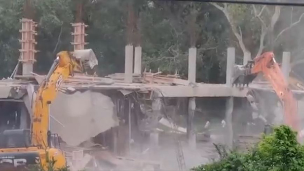 An under construction YSRCP s office in Tadepalli was demolished