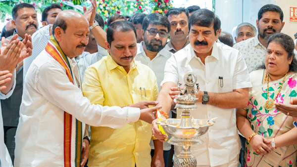 Anantapur Welcomes South India Shopping Mall s 35th Store Grand Opening with Anasuya