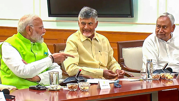 Chandrababu naidu demands 1 lakh crore nitish demands rs 30k cr to their states in union budget