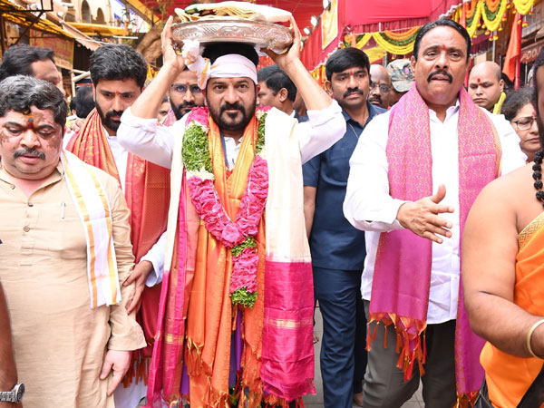 CM Revanth Reddy visited Goddess Mahankali in Ujjain