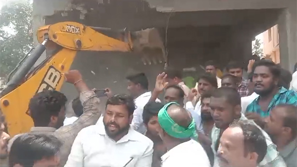 TDP MLA Kolikapudi Srinivasa rao demolishes YCP Leader Construction leads to new controversy TDP MLA Kolikapudi Srinivasa rao demolishes YCP Leader Construction leads to new controversy