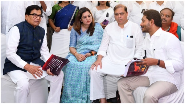 YS Jagan likely to support INDIA bloc after the parties join his protest in Delhi