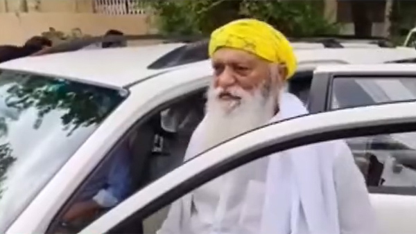 JC Prabhakar Reddy who went to Anantapur in 150 vehicles along with TDP activists and protested