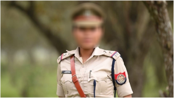 The lady cop caught her husband red-handed for having an illicit relationship
