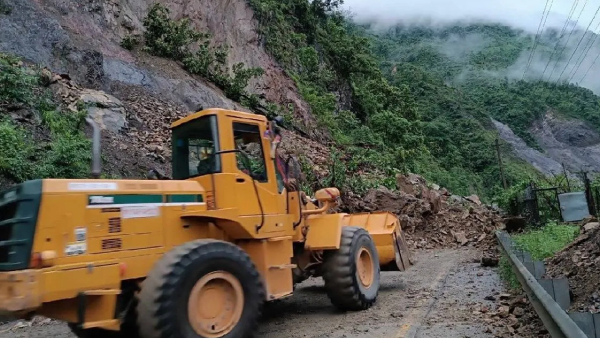 Two buses fell into the river 66 people lost