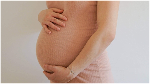 The husband shot himself with a revolver in anger because his wife was pregnant