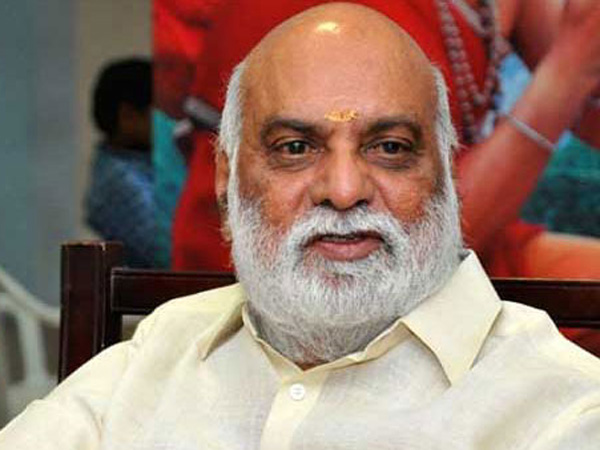 Director K Raghavendra Rao has praised Telangana for invite Chandrababu Naidu as grand manure