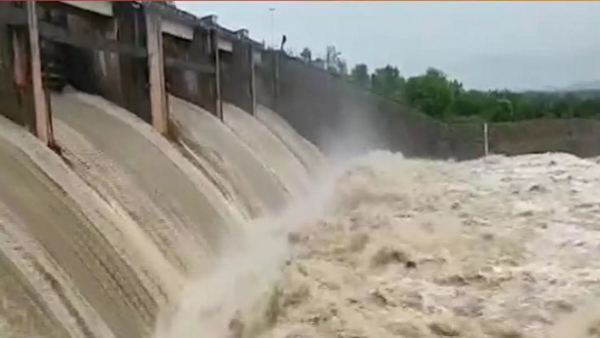 With the heavy rains the projects in Telangana are getting a huge flood