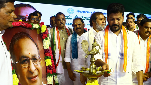 Revanth Reddy hits out at KCR and KTR in kalwakurthy public meeting