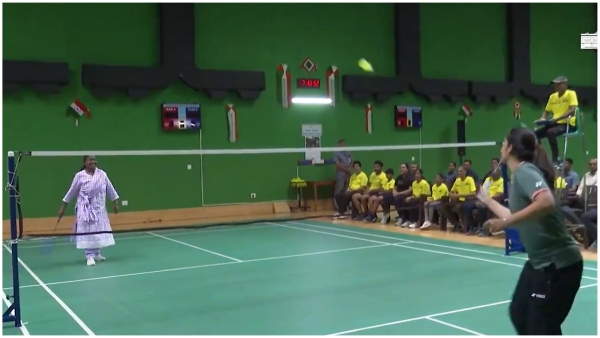 president draupadi murmu plays shuttle badminton with star player saina nehwal- viral video