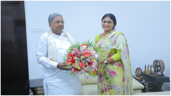 YS Sharmila meets Karnataka CM Sidhdarmaiah to invite for YSR Birth anniversary