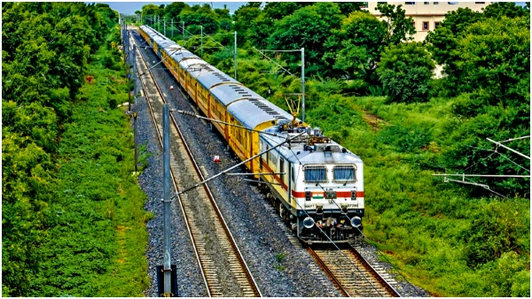 top 5 super speed trains in india details here