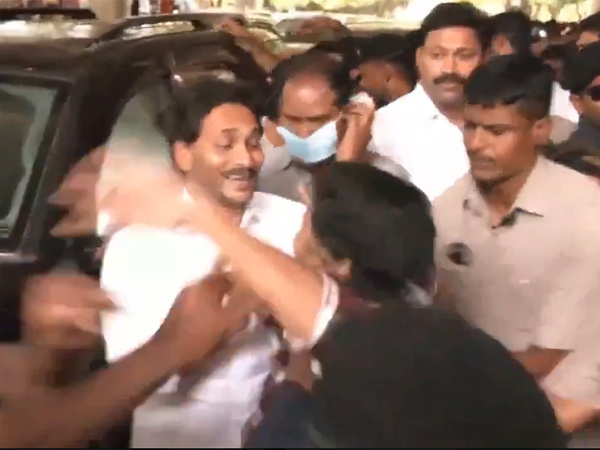 Security breach in YS Jagan Kadapa tour stranger rush towards ex CM
