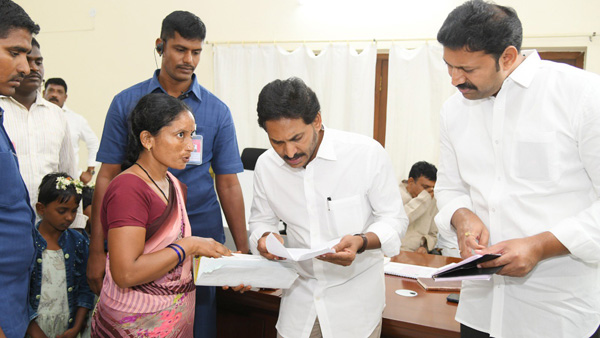 YS Jagan hold Praja Darbar in Pulivendula