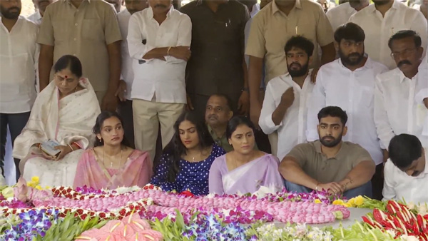 Jagan and Sharmila pays tributes to YSR At Idupulapaya vijayamma becomes Emotional