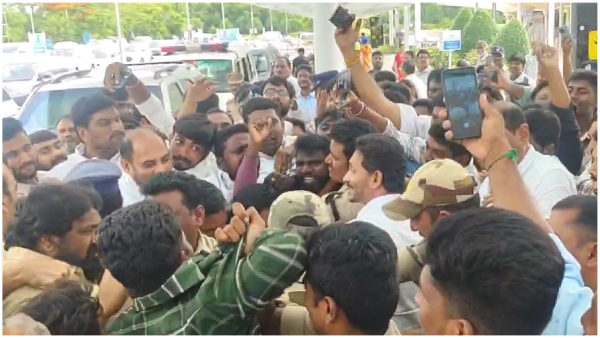 ys jagan returns Vijayawada from Bengaluru ysrcp cadre versus police at gannavaram airport ys jagan returns Vijayawada from Bengaluru ysrcp cadre versus police at gannavaram airport