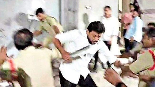 Ysrcp mlc Duvvada Srinivas mid-night attack on wife daughters for questioning illegal affair