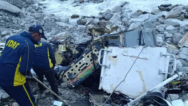 bizarre helicopter crash incident after it airlifted by airforce chopper in kedarnath bizarre helicopter crash incident after it airlifted by airforce chopper in kedarnath