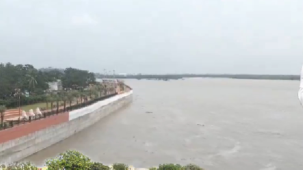 ysrcp-tdp tweet war on krishna river retaining wall in Vijayawada ysrcp-tdp tweet war on krishna river retaining wall in Vijayawada