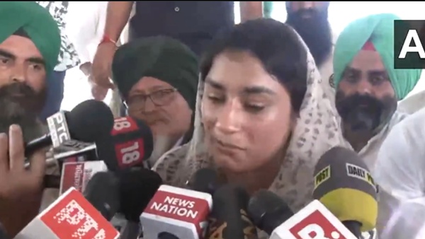 wrestler vinesh phogat likely to join congress extends support to farmers at sambhu border