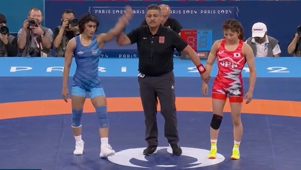 Wrestler Vinesh Phogat beats World Number 1 Yui Susaki and enters quarterfinals