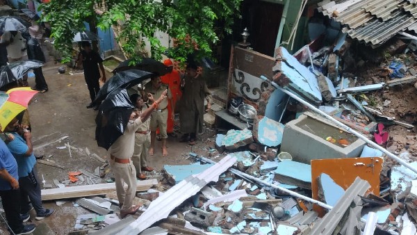 four people died in Vijayawada landslide traffic halted on indrakeelandri ghat road