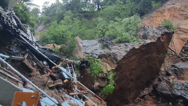 four people died in Vijayawada landslide traffic halted on indrakeelandri ghat road