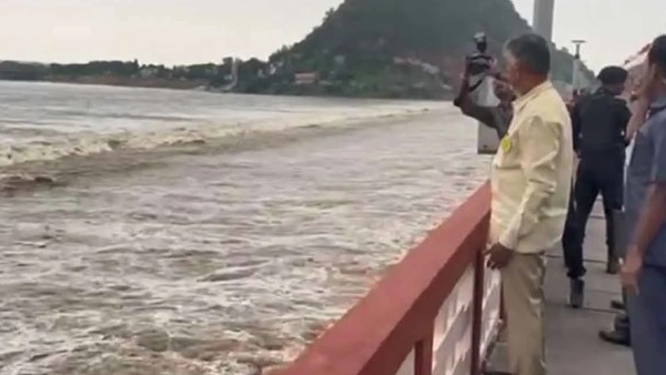 CM Chandrababu visits Prakasam Barrage Flood