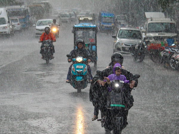 Heavy rains lashed Hyderabad GHMC issues big alerts