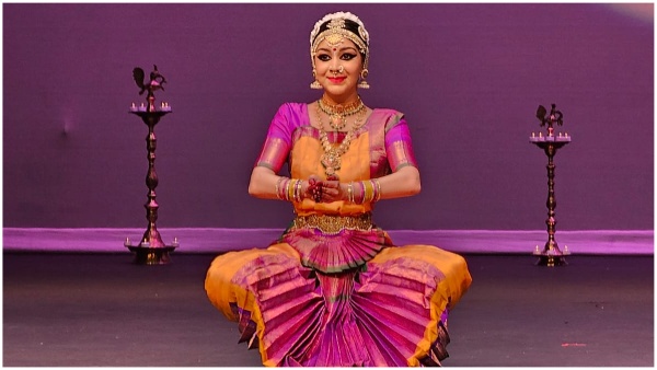 NRI news Telugu girl Varshini performs Bharatanatyam at sacramento lauded by eminent personalities