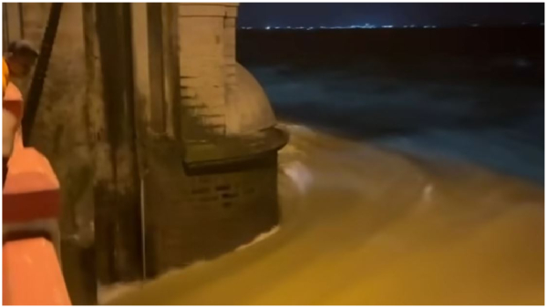 The chain on the gate of Tungabhadra dam in Karnataka cut and snapped at midnight