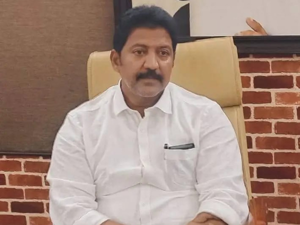 Police teams in hyderabad to arrest Vallabhaneni Vamsi in attack on tdp office case Police teams in hyderabad to arrest Vallabhaneni Vamsi in attack on tdp office case