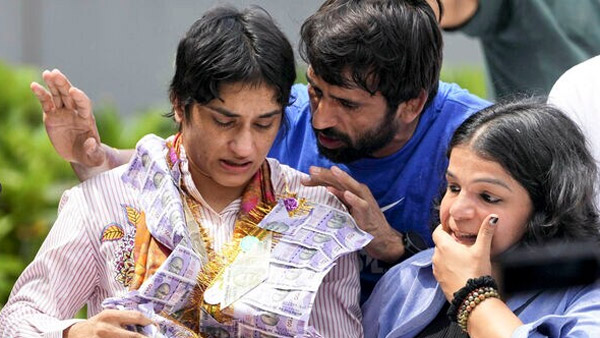 Vinesh Phogat breaks down at IGI Airport Delhi after she arrived from Paris