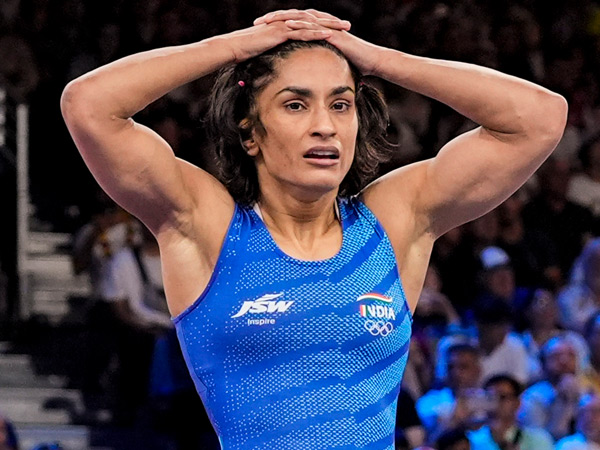 Vinesh Phogat disqualification SP Chief Akhilesh Yadav demands for inquiry