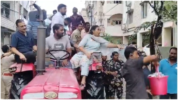 Vijayawada floods 2024 Home Minister Vangalapudi Anitha visits flood affected area on tractor Vijayawada floods 2024 Home Minister Vangalapudi Anitha visits flood affected area on tractor