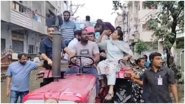 Vijayawada floods 2024 Home Minister Vangalapudi Anitha visits flood affected area on tractor Vijayawada floods 2024 Home Minister Vangalapudi Anitha visits flood affected area on tractor