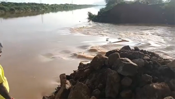 vijayawada floods budameru canal third breach also filled but heavy rain again in city