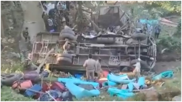 Bus falls into valley 3 BSF jawans killed 32 injured