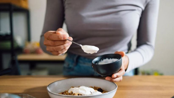 Advantages and Disadvantages of Eating Yogurt at Night