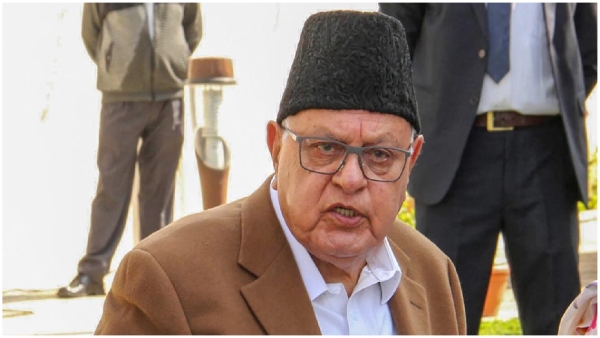 national conference chief Farooq Abdullah counter to bjp termed amarnath tourists as prisoners