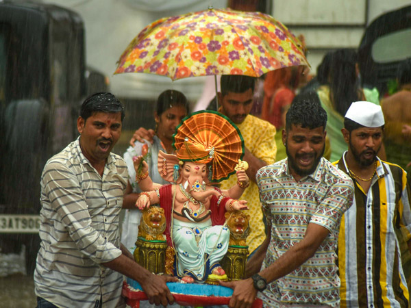 The Story behind Ganesh puja and Significance supposed to remove all obstacles