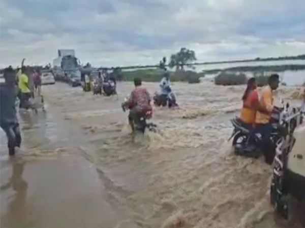 Vehicles diversion form Kodada due to floods on Vijayawada - Hyderabad Highway Vehicles diversion form Kodada due to floods on Vijayawada - Hyderabad Highway