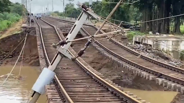 Telangana rains SCR GM Arun Kumar Jain inspects damaged kesamudram railway track