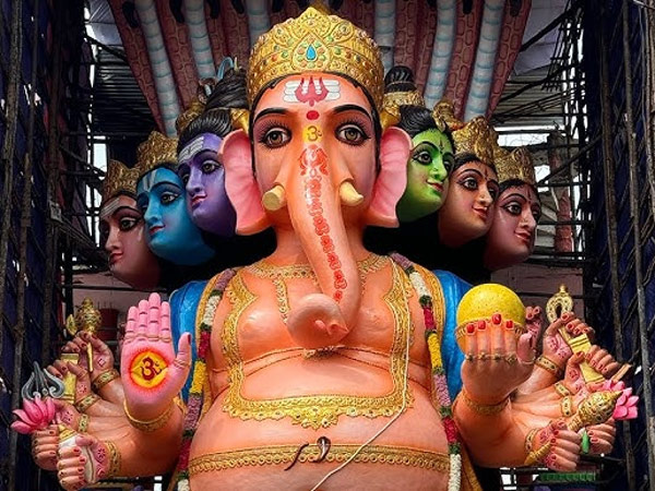 A large number of devotees came to see Lord Ganesha in Khairatabad on Saturday