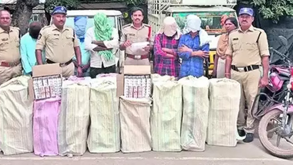Police have seized Karnataka Liquor being sold in Andhra Pradesh