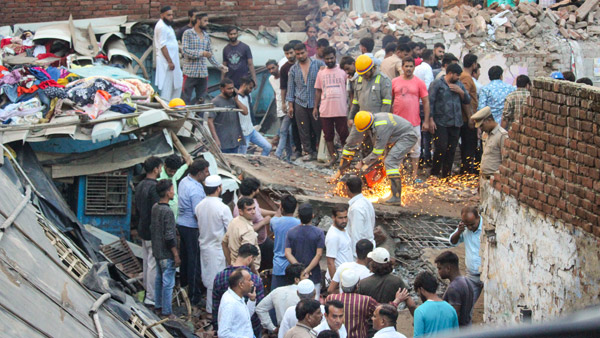 Terrible accident in Meerat 10 people died after three-storey building collapsed