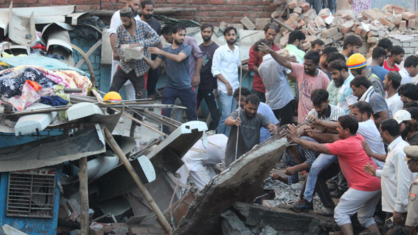 Terrible accident in Meerat 10 people died after three-storey building collapsed