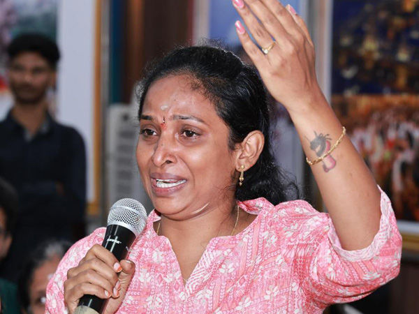 Hydraa Residents from the Musi River area met BRS leaders Harish Rao and Sabita Indra Reddy Hydraa Residents from the Musi River area met BRS leaders Harish Rao and Sabita Indra Reddy