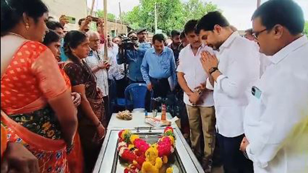 Minister Nara Lokesh handover a Check Rs 5 lakh to the victim s family in Mangalagiri Minister Nara Lokesh handover a Check Rs 5 lakh to the victim s family in Mangalagiri